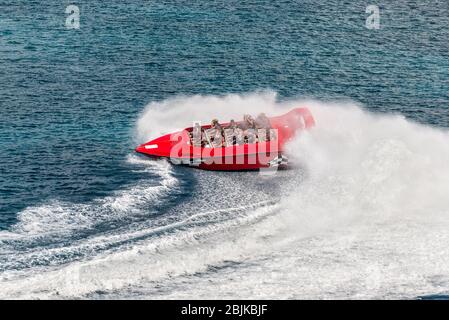 San Miguel de Cozumel, Mexiko - 25. April 2019: Blick auf die Twister Jet Boat Fahrt im Hafen von San Miguel de Cozumel, Karibik. Die Leute genießen die Spee Stockfoto