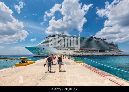 Cozumel, Mexiko - 24. April 2019: Kreuzfahrtpassagiere kommen zum Kreuzfahrtschiff, um einzuchecken und das MSC Seaside Cruise Ship zu besteigen, das von Cozum aus fährt Stockfoto