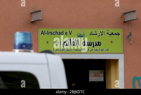 Berlin, Deutschland. April 2020. Vor dem Eingang der Al-Irschad Moschee steht ein Polizeiauto. Bundesinnenminister Seehofer (CSU) hat die Hisbollah verboten. Der schiitisch-islamistische Verein muss nun seine Aktivitäten in Deutschland einstellen. Polizeibeamte durchsuchten heute früh vier Moscheen und Verbände. Quelle: Christoph Soeder/dpa/Alamy Live News Stockfoto