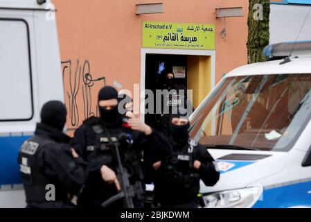 Berlin, Deutschland. April 2020. Polizei in der Al-Irschad Moschee im Einsatz Bundesinnenminister Seehofer (CSU) hat Hisbollah-Aktivitäten verboten. Der schiitisch-islamistische Verein muss nun seine Aktivitäten in Deutschland einstellen. Polizeibeamte durchsuchten heute früh vier Moscheen und Verbände. Quelle: Christoph Soeder/dpa/Alamy Live News Stockfoto