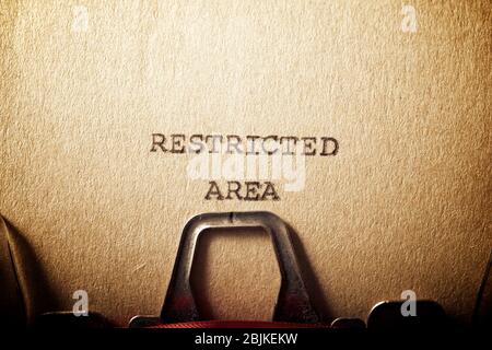 Text für eingeschränkten Bereich auf Papier geschrieben. Stockfoto