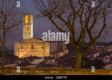 PERUGIA, ITALIEN - 9. DEZEMBER 2016: Abenddämmerung der Kirche San Domenico in Perugia durch Äste Stockfoto