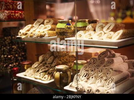 Leckere türkische Desserts im Shop Stockfoto