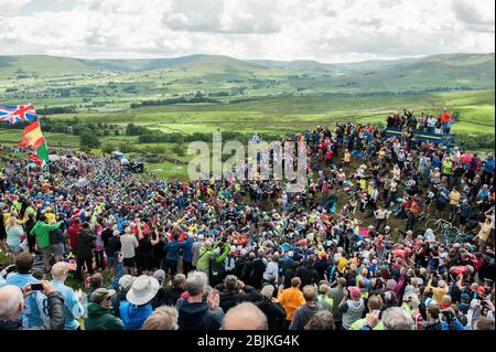 05.07.2014 Yorkshire, England. Das Hauptfeld führt über die Cote de Butterwbs während der ersten Etappe der Tour de France von Leeds nach Harrogate. Stockfoto