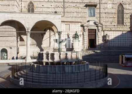 PERUGIA, ITALIEN - DEZEMBER 10 2016: Fontana Maggiore und Sankt-Lorenz-Kathedrale auf der Piazza IV Novembre in Perugia, Italien Stockfoto