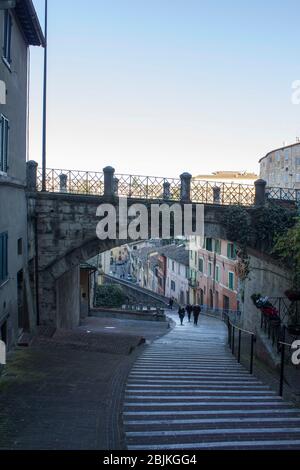 PERUGIA, ITALIEN - DEZEMBER 10 2016: Via dell'Acquedotto historische Straße in Perugia, Italien Stockfoto