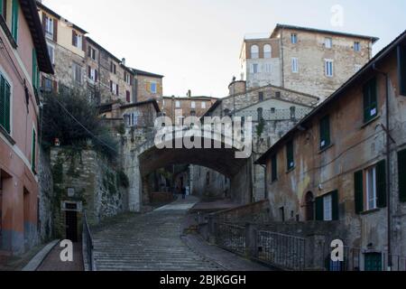 PERUGIA, ITALIEN - DEZEMBER 10 2016: Die alte Fußgängerzone Aquädukt Straße von Perugia, Italien Stockfoto