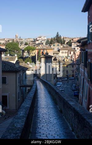 PERUGIA, ITALIEN - DEZEMBER 10 2016: Die alte Fußgängerzone Aquädukt Straße von Perugia, Italien Stockfoto