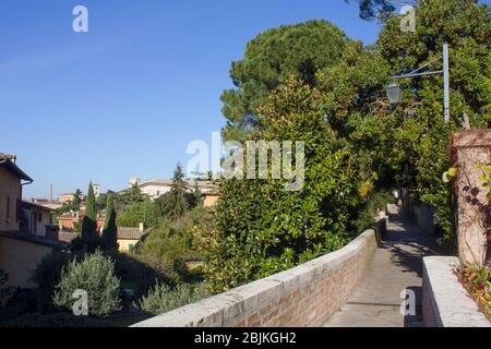 PERUGIA, ITALIEN - DEZEMBER 10 2016: Alte Straße der Via Acquedotto in Perugia, Italien Stockfoto