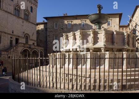 PERUGIA, ITALIEN - DEZEMBER 10 2016: Fontana Maggiore in Perugia mit Palazzo dei priori im Hintergrund Stockfoto