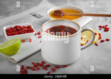 Tasse mit goji Kaffee auf Tisch Stockfoto