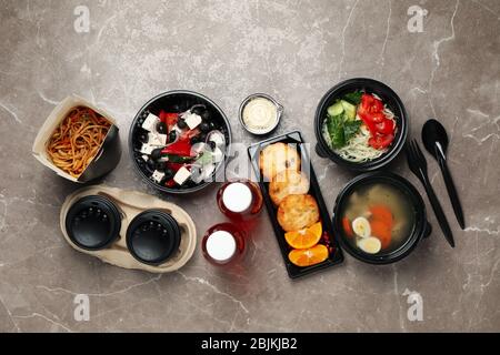 Flach legen mit Essen zum Mitnehmen auf dem Tisch. Lieferung von Lebensmitteln Stockfoto