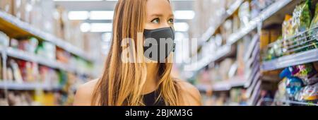 Alarmierte Frau trägt medizinische Maske gegen Coronavirus beim Lebensmitteleinkauf im Supermarkt oder Laden- Gesundheit, Sicherheit und Pandemie-Konzept - jung Stockfoto