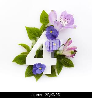 Kreatives Layout mit bunten Blumen und Zahl für. Flaches Lay. Draufsicht. Stockfoto