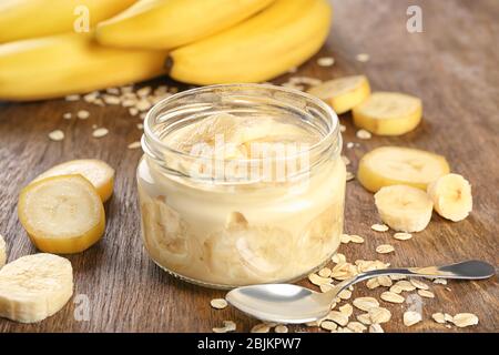 Köstlicher Bananenpudding auf dem Tisch Stockfoto