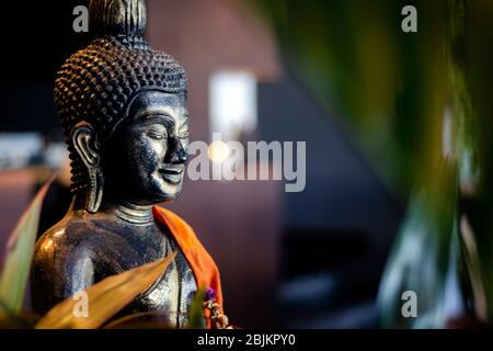 Buddha-Statue im Innengarten an der tropischen Bar in bangkok thailand Stockfoto