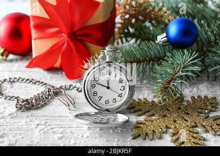 Uhr und Dekorationen auf dem Tisch. Countdown-Konzept für Weihnachten Stockfoto