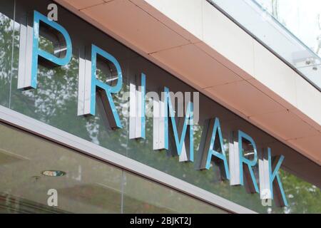 Geschlossen Primark Kaufhaus in Broad Street während Coronavirus Sperrung, Reading, UK Stockfoto