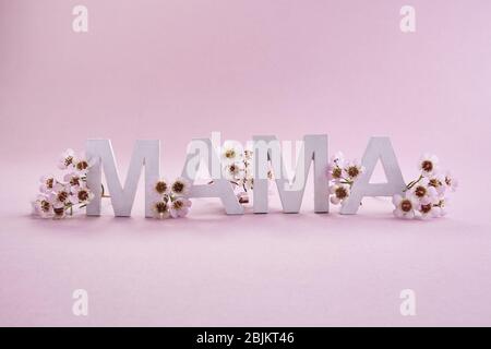 Internationales Wort Mama aus weißen Holzbuchstaben. Grußkarte für Happy Mother Day. Stockfoto