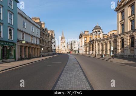 Die High Street mit Queens College im Vordergrund, All Souls College im Hintergrund mit dem Turm der Kirche St. Mary the Virgin erhebt sich über, Oxford Stockfoto