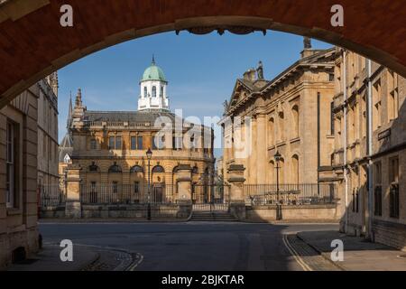 Das Sheldonian Theatre und ein Teil der Bodleian Library, von Hertford Bridge, New College Lane, Oxford aus gesehen Stockfoto