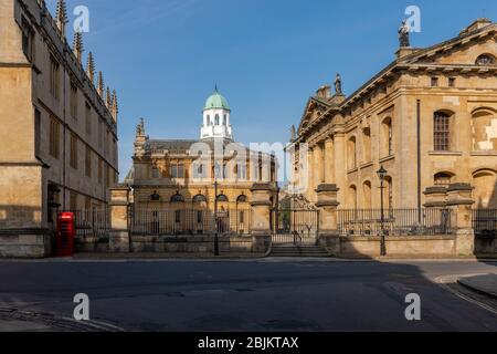 Das Sheldonian Theater und ein Teil der Bodleian Library, von New College Lane, Oxford aus gesehen Stockfoto