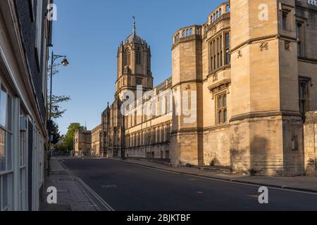 Blick auf St. Aldates in Richtung Carfax. Tom Tower erhebt sich über dem Eingang zu Christchurch. Tom Tower ist ein Glockenturm in Oxford, England, benannt nach seiner Glocke, Great Tom. Es liegt über dem Tom Gate, an der St Aldates, dem Haupteingang der Christ Church, Oxford, der in Tom Quad führt. Dieser quadratische Turm mit achteckiger Laterne und facettierter Ogee-Kuppel wurde von Christopher Wren entworfen und 1681–82 gebaut Stockfoto