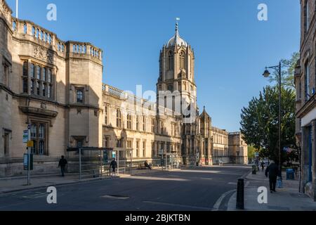 Blick auf St. Aldates von Carfax. Tom Tower erhebt sich über dem Eingang zu Christchurch. Blick auf St. Aldates in Richtung Carfax. Tom Tower erhebt sich über dem Eingang zu Christchurch. Stockfoto