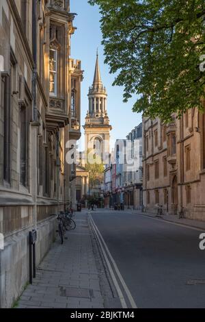 Turl Street, oder der Turm, mit dem Turm der ehemaligen All Saints Church (jetzt Lincoln College Bibliothek) Stockfoto