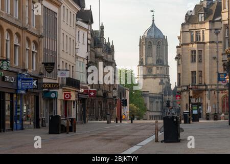 Blick auf den Tom Tower, Christ Church, von der Cornmarket Street, Oxford. Tom Tower erhebt sich über dem Eingang zu Christchurch. Tom Tower ist ein Glockenturm in Oxford, England, benannt nach seiner Glocke, Great Tom. Es liegt über dem Tom Gate, an der St Aldates, dem Haupteingang der Christ Church, Oxford, der in Tom Quad führt. Dieser quadratische Turm mit achteckiger Laterne und facettierter Ogee-Kuppel wurde von Christopher Wren entworfen und 1681–82 gebaut Stockfoto