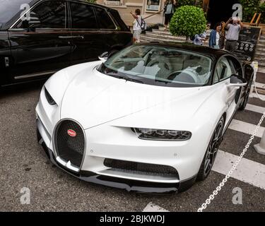 Bugatti Chiron vor dem Casino de Monte-Carlo, Fürstentum Monaco. Stockfoto