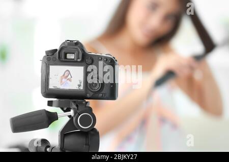 Junge weibliche Blogger auf dem Kameradisplay Stockfoto