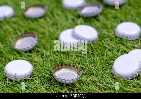 Stapel von abgeworfenen Bierflaschen auf Gras Stockfoto