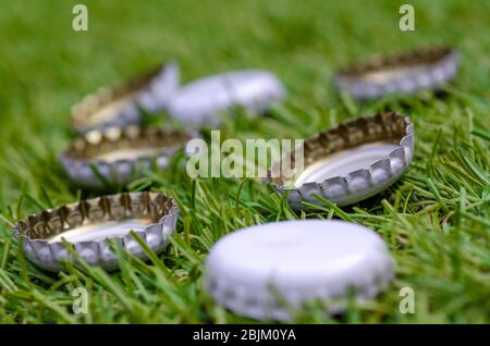 Stapel von abgeworfenen Bierflaschen auf Gras Stockfoto