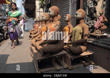 Frisch gemachte Tonfiguren der Hindu-Göttin Durga, die in der Sonne zum Trocknen ausgebracht wurde, in Vorbereitung auf das Festival Durga Puja; Gulalwadi Area, Mumbai, Indien Stockfoto