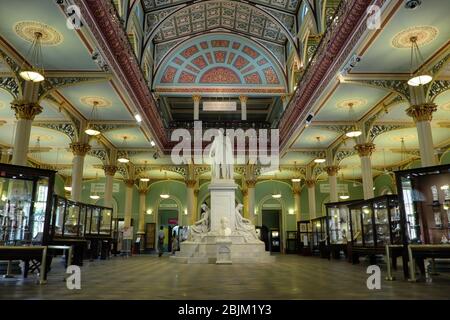 Innenansicht des Dr. Bhau Daji Lad Museum in Mumbai, Indien, mit einer Statue von Prinz Albert in der Mitte und davor eine Büste von David Sassoon Stockfoto