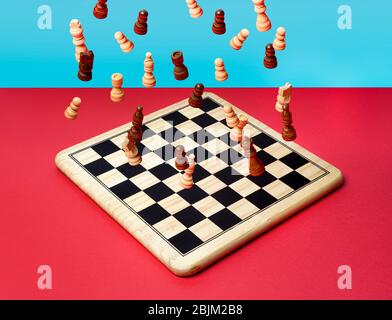 Der Fall des Schachs auf einem Schachbrett Stockfoto