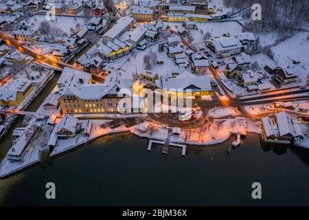 Luftdrohnenaufnahme des Lahner Dorfzentrums am Hallstätter See im Winter nach Sonnenuntergang in Österreich Stockfoto