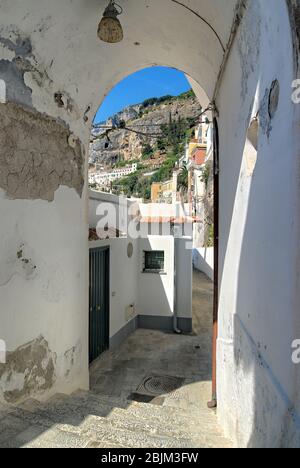 Ein weißer Torbogen ist der Eingang auf der Straße Annunziatella von Amalfi in Kampanien Stockfoto