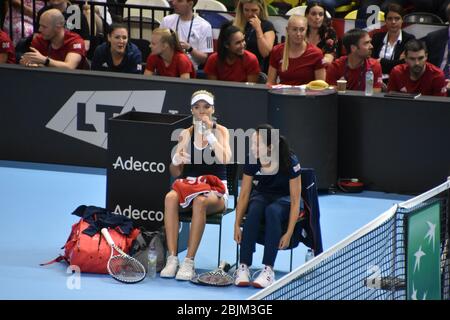 Mannschaftskapitän Anne Keothavong mit der britischen Tennisspielerin Katie Boulter aus Leicester beim Frauen-Tennis Fed Cup 2019. Copper Box Arena, London, Großbritannien Stockfoto