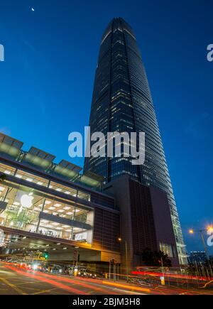 Das International Financial Center, IFC2, und der Apple Store, Central Financial District, Hongkong, China. Stockfoto