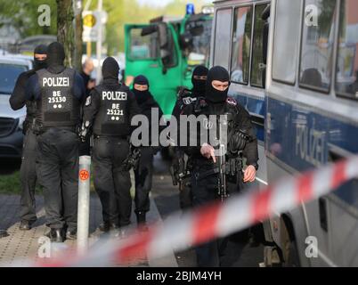 Berlin, Deutschland. April 2020. In der Nähe der Al-Irschad Moschee in Berlin stehen Einsatzkräfte. Bundesinnenminister Seehofer (CSU) hat die Hisbollah-Operationen verboten. Der schiitisch-islamistische Verein muss nun seine Aktivitäten in Deutschland einstellen. Polizeibeamte durchsuchten heute früh vier Moscheen und Verbände. Quelle: Christoph Soeder/dpa/Alamy Live News Stockfoto