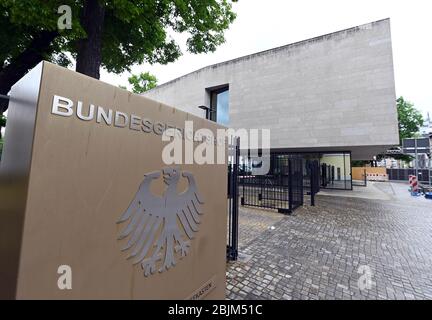 Karlsruhe, Deutschland. April 2020. Außenansicht des Bundesgerichtshofs (BGH) mit einem Schild mit Bundesadler und dem Schriftzug Bundesgerichtshof. Der Bundesgerichtshof hat das Urteil über eine Klage gegen den Komponisten und Produzenten Moses Pelham ausgesprochen. 1997 hatte er ohne deren Erlaubnis eine zweisekündige Sequenz aus einem Song der Elektro-Pop-Pioniere Kraftwerk kopiert und unter dem Song "nur mir" mit Rapper Sabrina Setlur in eine Endlosschleife gestellt. Quelle: Uli Deck/dpa/Alamy Live News Stockfoto