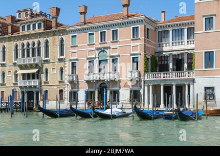 VENEDIG, ITALIEN - 18. MAI 2013: Gondeln liegen am Canal Grande in Venedig. Stockfoto