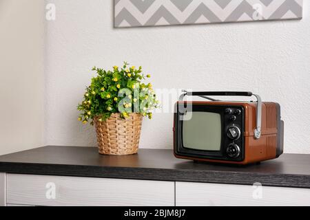 Tv Anzeige Auf Alten Ziegel Wand Hintergrund Stockfoto Bild 64031884 Alamy