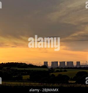 Golden Sunset, Nottinghamshire Landschaft in der Nähe von East Leake mit entfernten Kühltürmen des Ratcliffe-on-Soar Power Station, England, Großbritannien. Stockfoto