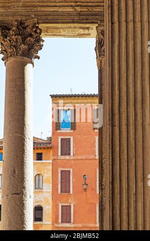 Nahaufnahme der Architektur Roms. Fassade des Gebäudes und colonna Stockfoto