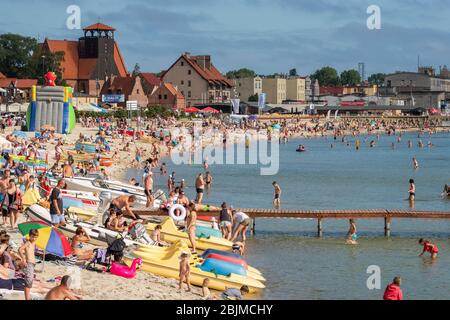 Sopot, Polen - 24. Juli 2019: Beliebter Strand an der Ostsee im Sommer in Sopot, Polen Stockfoto