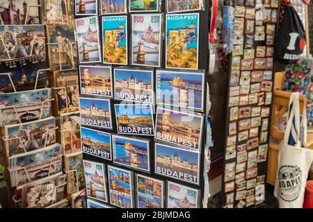 Budapest, Ungarn - 25. August 2019: Magnete mit Budapester Stadtbildern im Souvenirshop in der Altstadt. Stockfoto