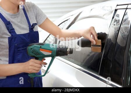 Arbeiterin färben Autofenster Stockfoto